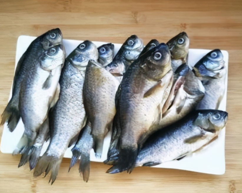 新鲜的鱼怎样煎它就不粘锅了,只要记住两点保证煎的鱼不粘锅