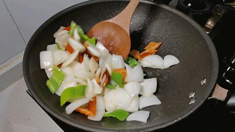 洋葱和鸡蛋怎么炒好吃加什么调料,洋葱炒鸡蛋百吃不厌味道好极了