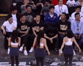 郭艾伦丁彦雨航王哲林,郭艾伦偷瞄啦啦队跳舞