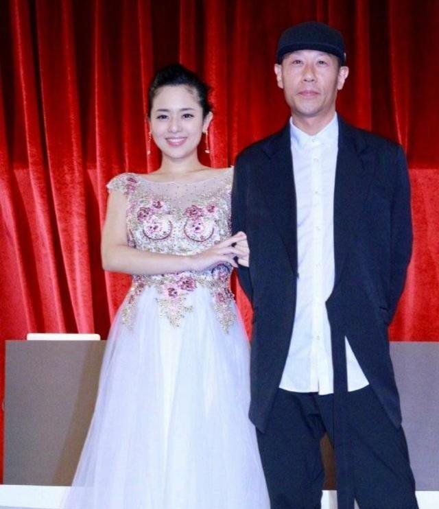 苍井空与丈夫同台甜蜜互动，自爆怀孕5个月，身材依旧纤细