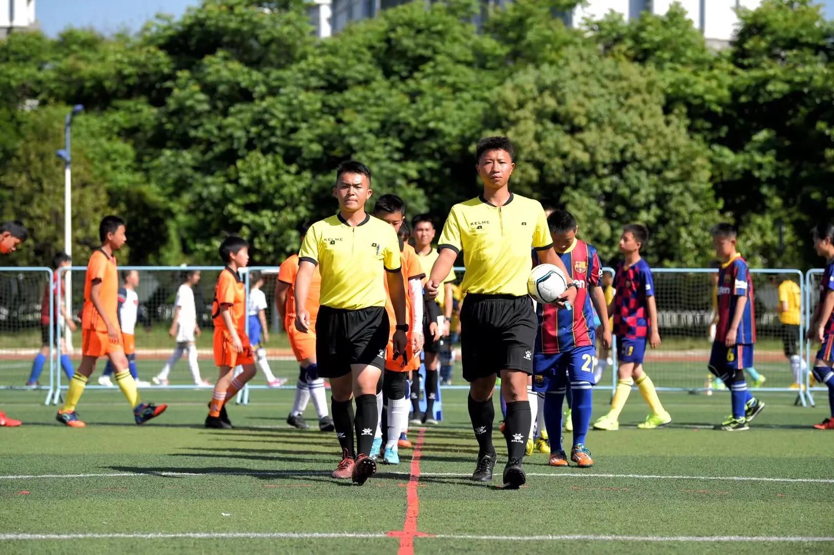 第七届“中华杯”校园足球联赛开幕足球小将绿茵展风采