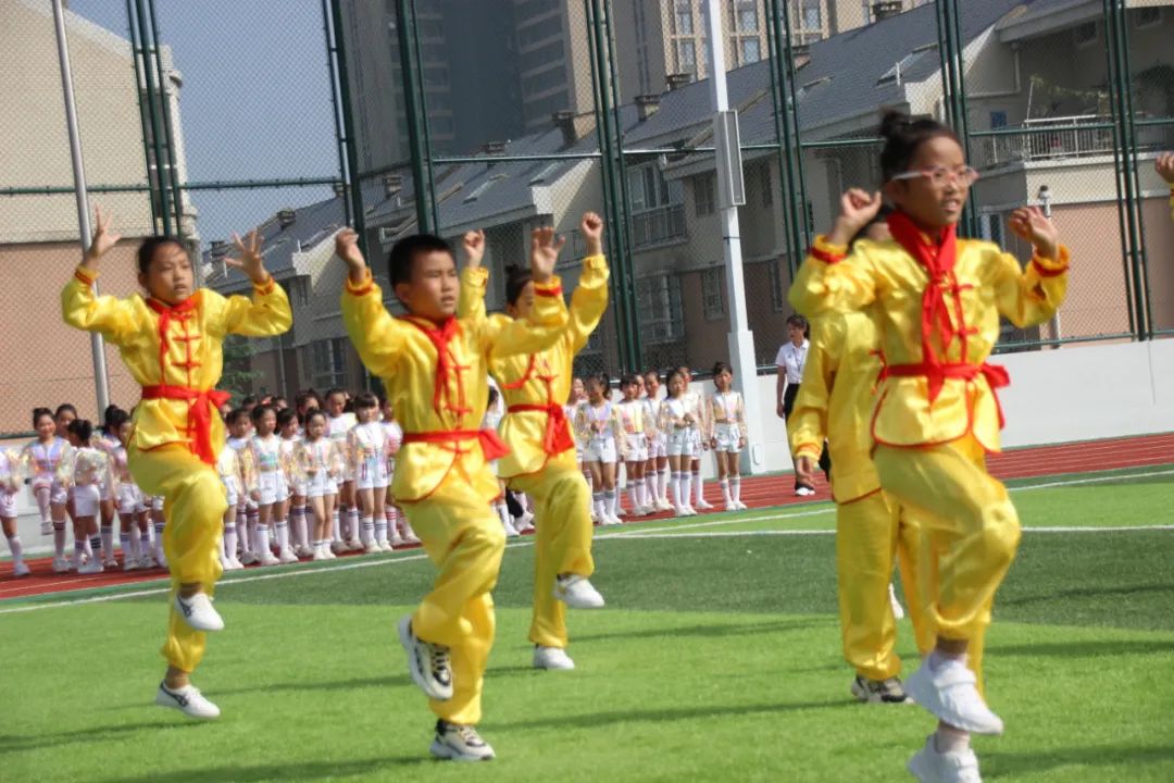 建*党**百年喜迎国庆节——西安经开第二小学队列队形广播*比操**赛