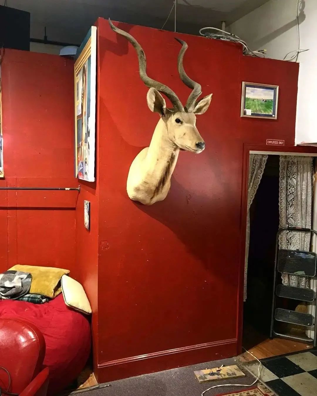 奥斯卡影帝沦为服务员？好莱坞星光大道被糟蹋？网友惊呼神操作