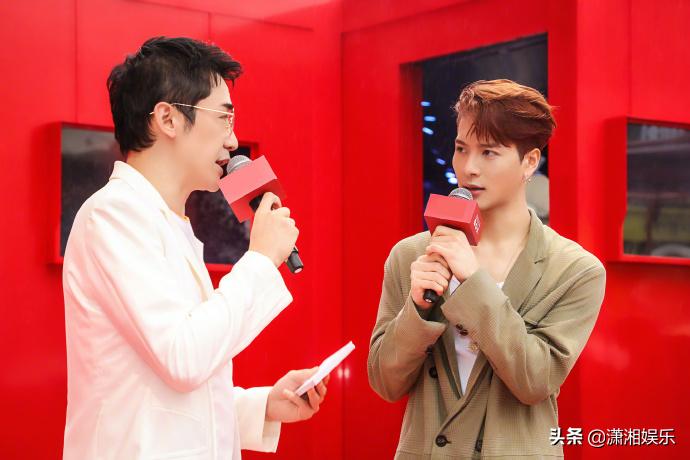 王嘉尔懒理丁太升粗鄙之语，冒雨参加活动，隔着口罩送飞吻引尖叫