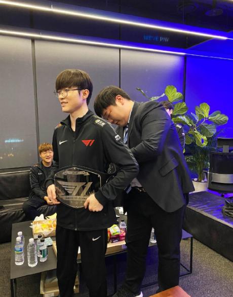 faker拿T1战旗,faker带领t1一穿四夺得第四冠