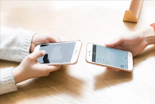 怎么操作把微信语音通话转发出去,最新版的微信怎么转发语音给好友