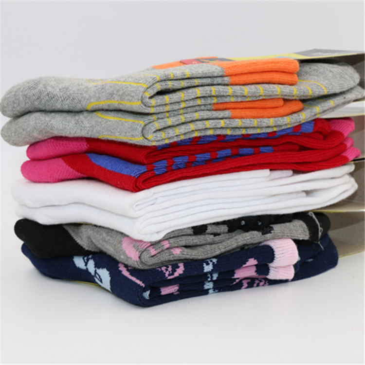 怎样联系袜子厂家的尾货批发,火烧棉袜子厂家批发联系电话号码