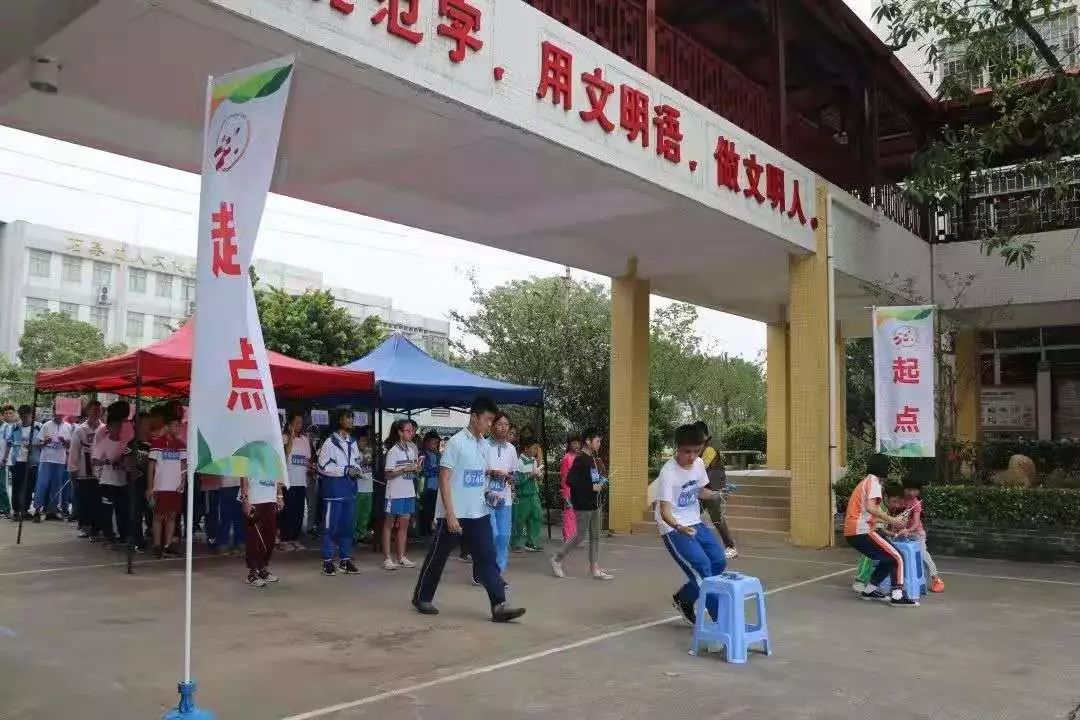 番禺｜好厉害！石碁镇中心小学这群“小特工”玩转无线电测向，上演一场场“谍战”搜寻