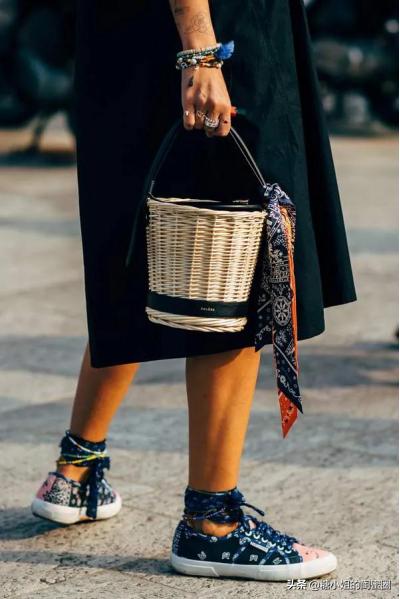 美丽丝巾搭配耐看型百变丝巾,超百搭丝巾你值得拥有