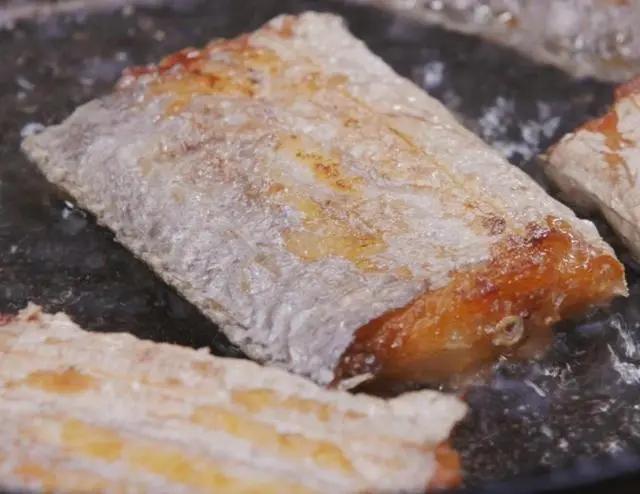 带鱼裹面粉煎多少分钟就好了,面粉裹带鱼煎完以后怎么做