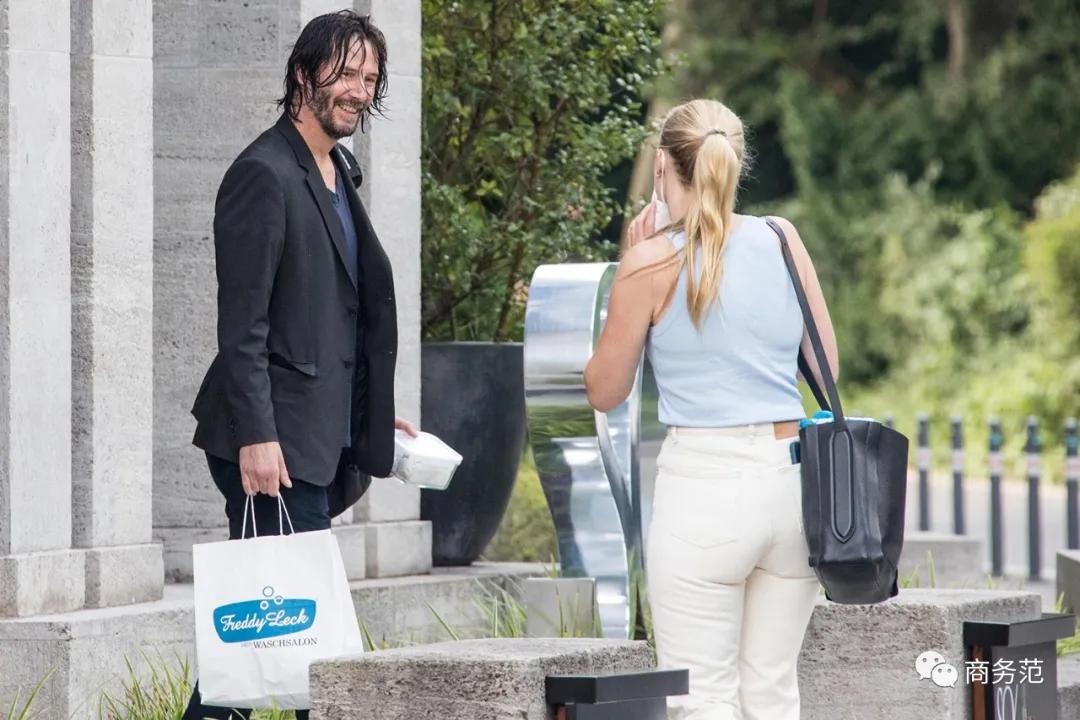 基努里维斯爱上一个流浪汉的电影,基努里维斯40岁