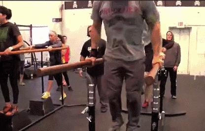 深蹲500个之后尿液变深,深蹲后第二天尿液深褐色