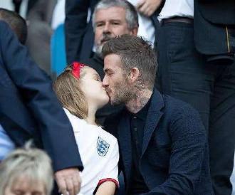 贝克汉姆分享与女儿亲密合影,贝克汉姆和小女儿亲吻