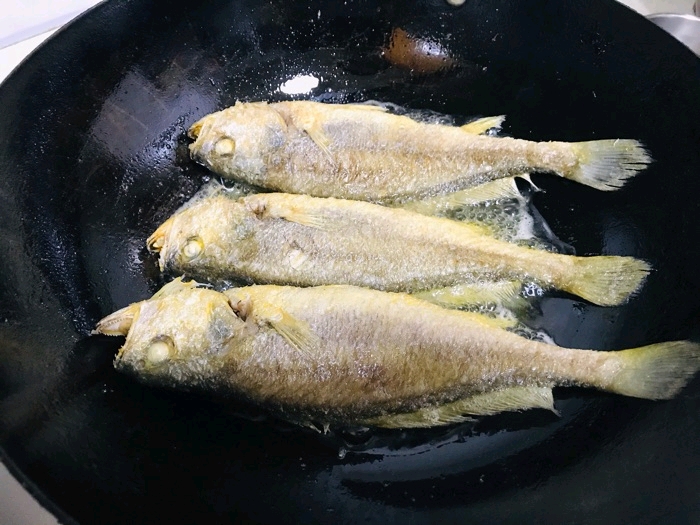 煎鱼不脱皮的小妙招,煎鱼不抹盐怎么不粘锅不掉皮