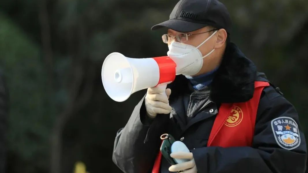 致敬防疫一线医护人员文案,防疫一线社区工作人员的最美身影