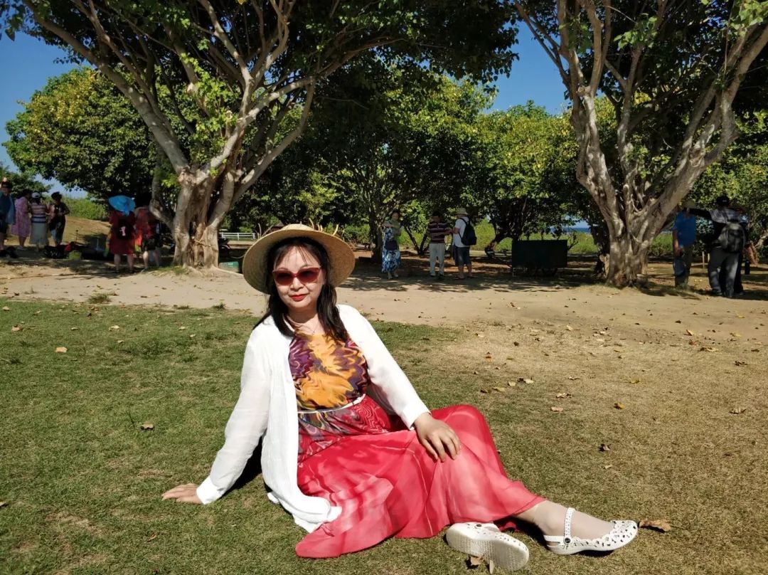 中国大妈旅游标配动作合集,中国大妈旅游拍摄姿势