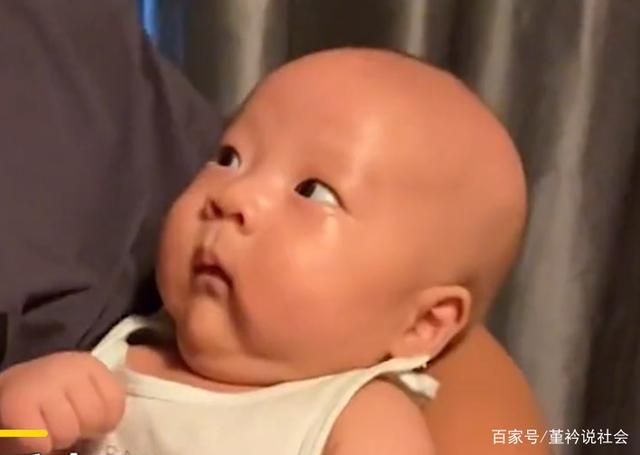 陕西一爸爸单手将宝宝抱怀里，另一只手摸牌打麻将，宝宝表情亮了