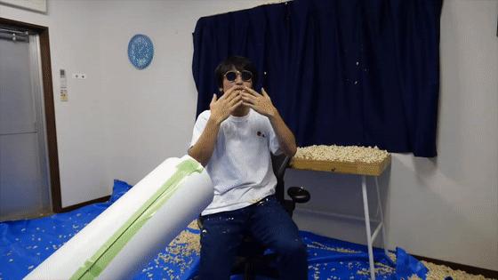 在房间里发射10000颗爆米花，这位日本人真是被居家隔离憋坏了
