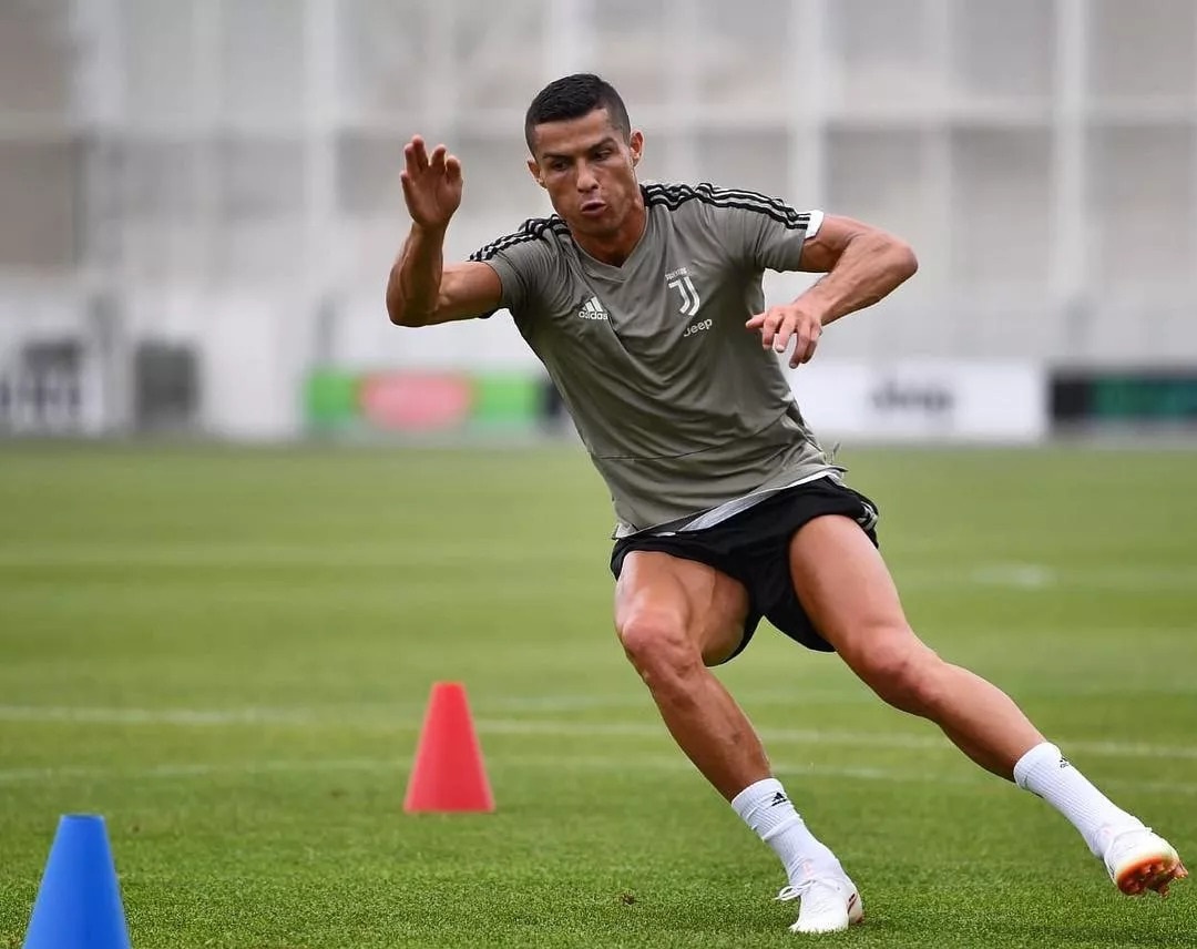 C罗的六块腹肌，乔治娜的蜜桃翘臀，这才是爱侣们该有的健康模样