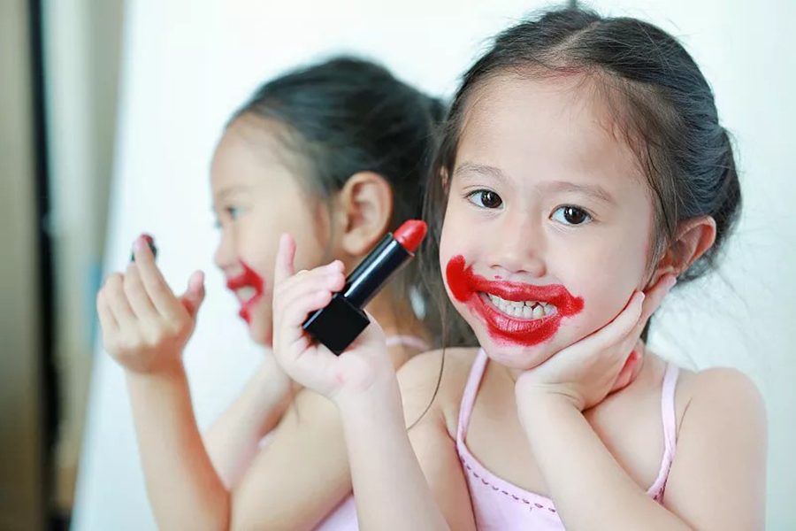 4岁宝宝偷用妈妈化妆品,小孩偷用妈妈的化妆品