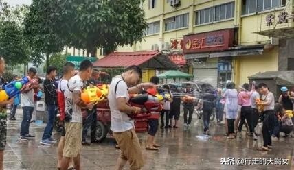 欢乐的泼水节鸟语花香,泼水节溢出的欢乐