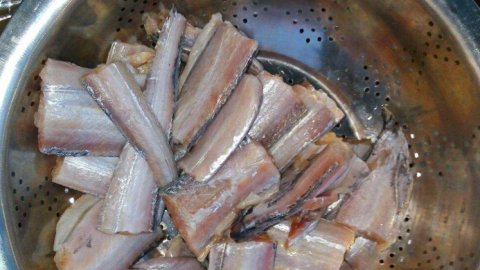 如何做带鱼不腥又好吃又简单,家常带鱼这样做鱼肉鲜嫩色泽红亮