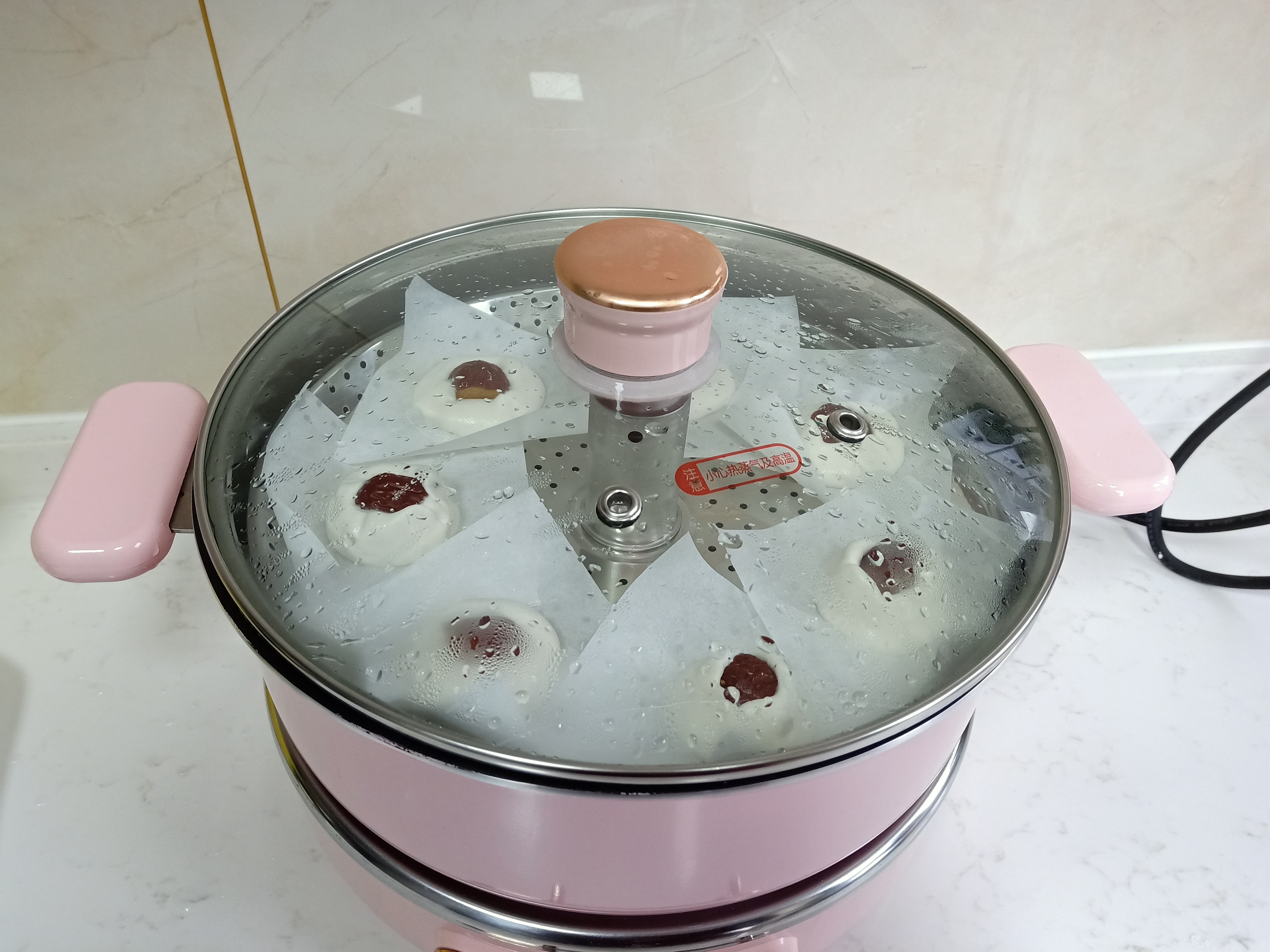 2颗红枣半碗粉，蒸出8个小甜点，软糯甜蜜真好吃，不加糖更健康