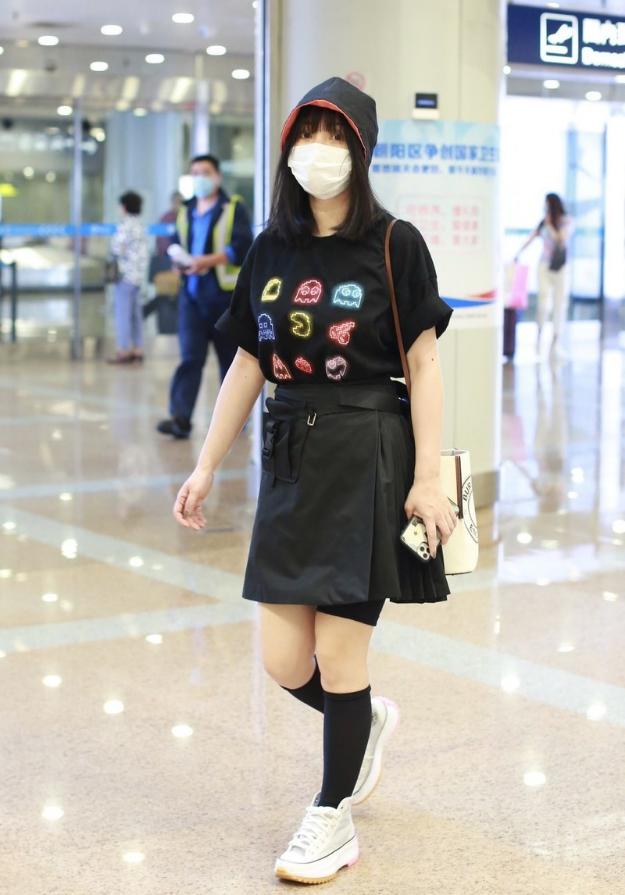 柳岩穿黑色吊带裙现身,柳岩穿吊带裙红裙