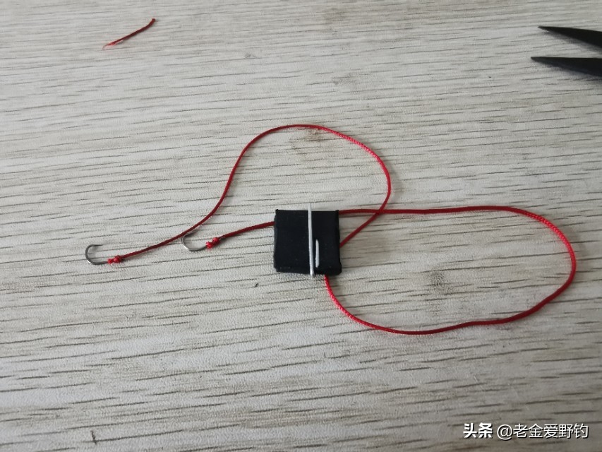 怎么用绑钩器绑钩简单又结实,绕线圈自制绑钩器可以绑袖钩