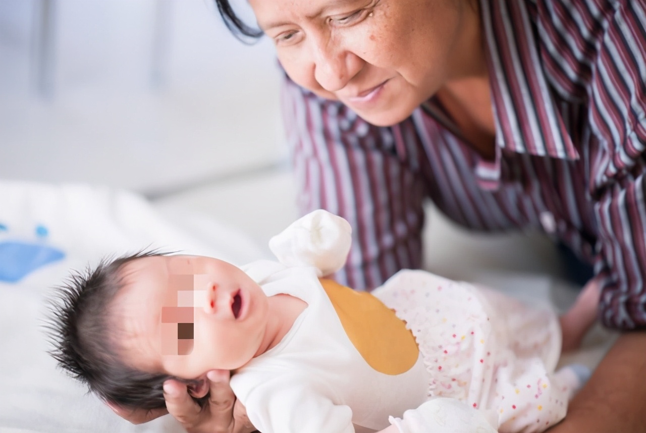 新生婴儿一个月重多少斤是正常,婴儿体重一个月长多少斤算正常