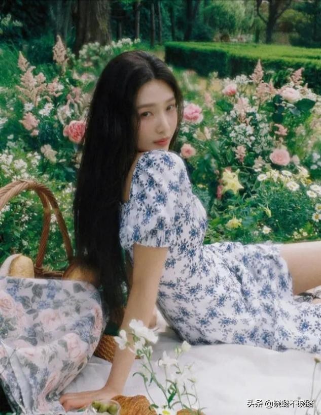 碎花裙如何穿得惊艳好看,今夏不正经的碎花裙穿搭真迷人