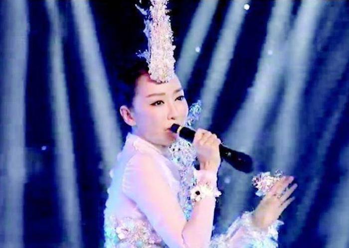萨顶顶假唱转话筒事件结果,萨顶顶有实力为什么要假唱