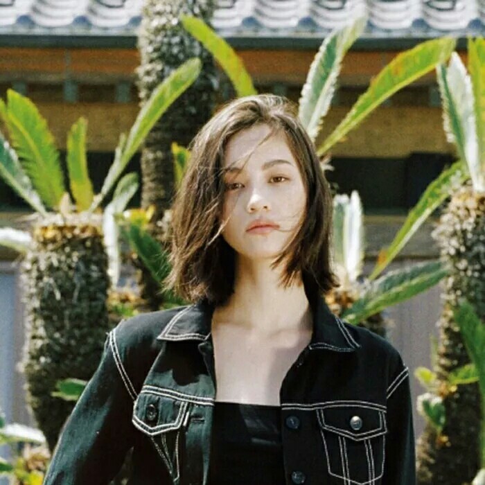 “黑长直”早就过时了，今年正流行“锁骨短发”，时髦减龄显脸小