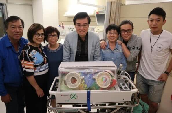 开心鬼全家福照片,54岁开心鬼近况