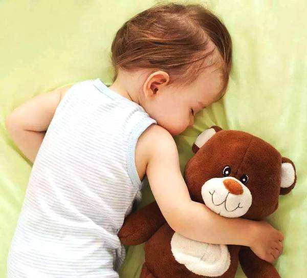 怎么让宝宝趴着睡是正确的,怎么解决宝宝趴着睡觉的问题