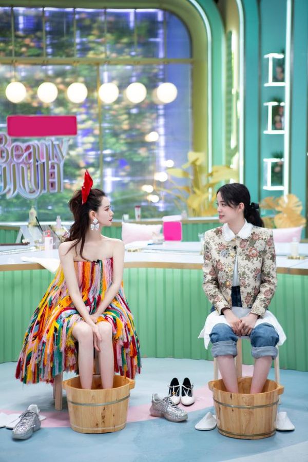 欧阳娜娜穿黑西服的模样,欧阳娜娜21岁穿的哪件衣服