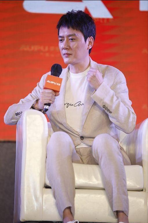 冯绍峰的穿搭是什么风格,冯绍峰白衣服西装