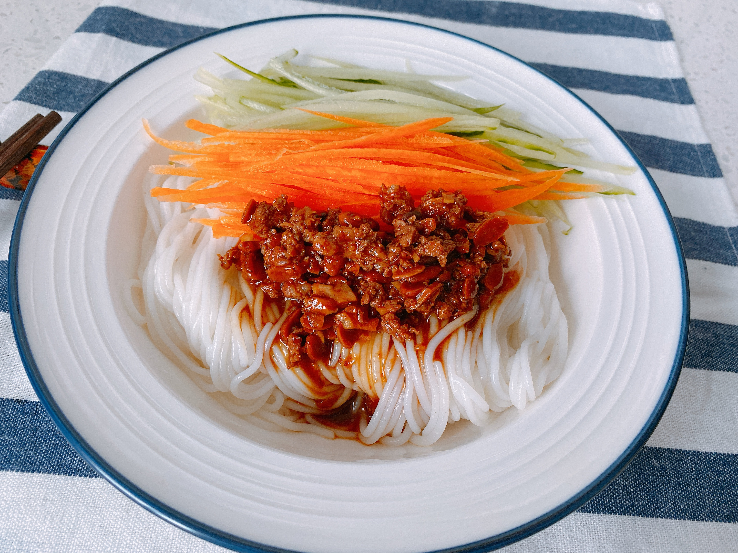 米粉炒粉怎么煮才好吃,在家做三鲜米粉最简单的方法