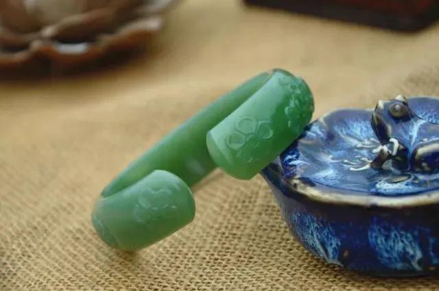 玉镯断裂但是没断开怎么修复,网上玉粉修复玉镯断裂是真是假