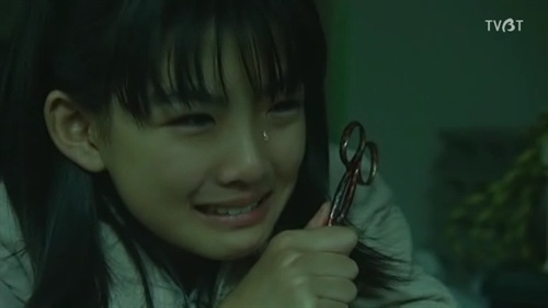 周冬雨和易烊千玺的吻戏少年的你,周冬雨易烊千玺少年的你剧照合影