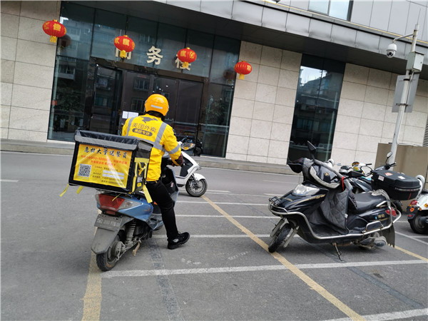 贵阳街头人车稀少，唯有外卖小哥劳碌：“为了大家，我们坚持了下来”