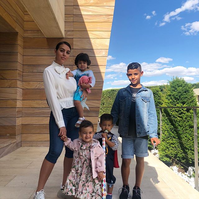 c罗与女友乔治娜晒度假照片,c罗携女友现身