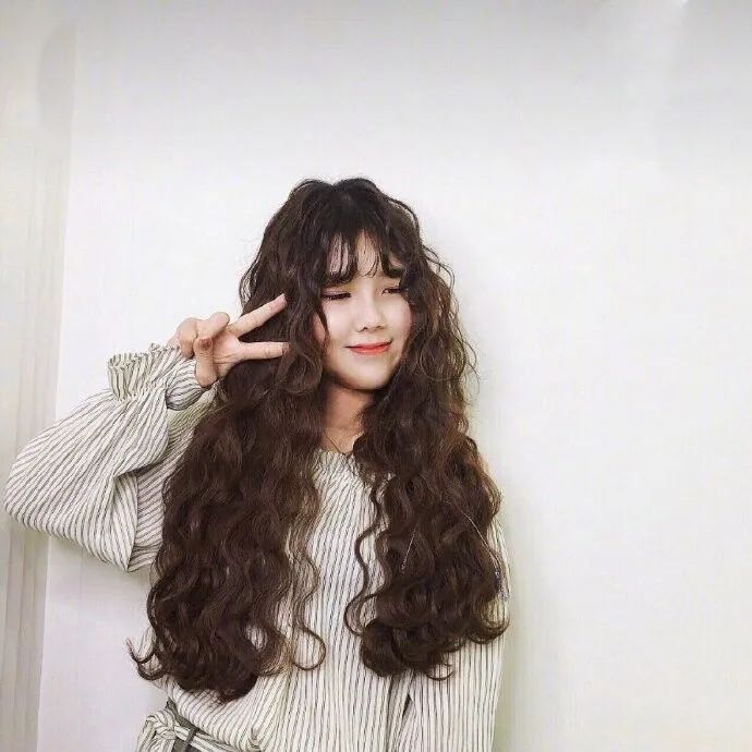 有哪些好看又显脸小的发型,适合脸小的长脸型发型女