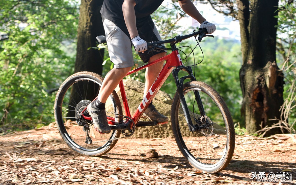 ucc竞争者race测评,万元以下碳纤维山地车