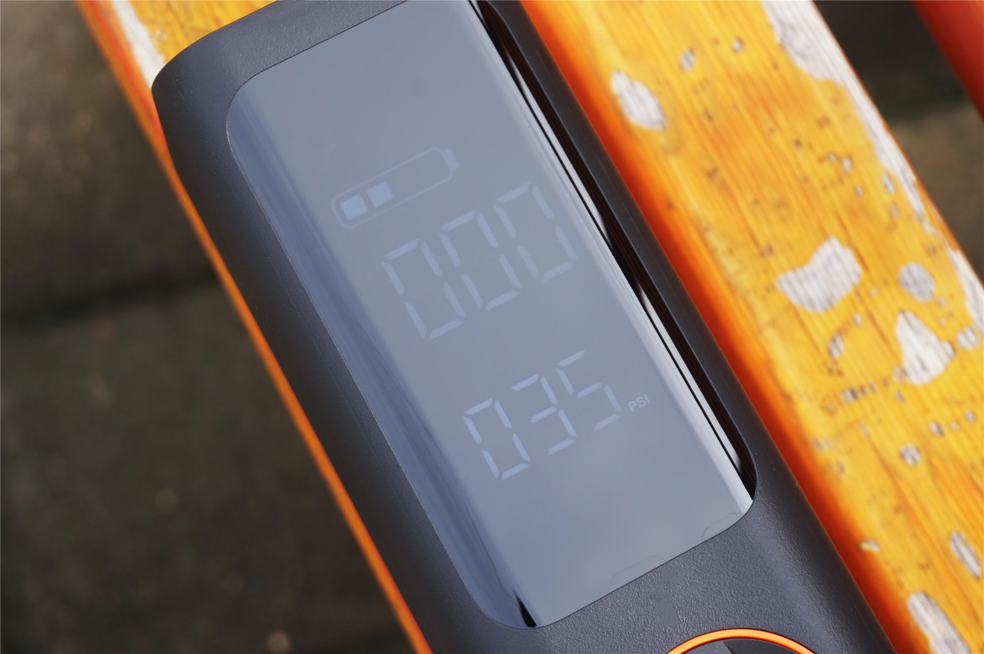 开车遇到胎压不足,跑长途车胎没气用什么打气好