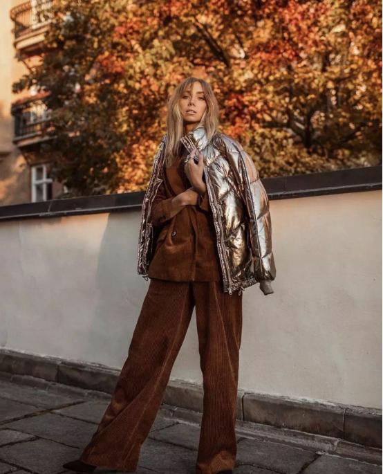 冬天的羽绒服应该怎么穿才时髦,今年冬天羽绒服这样穿保暖又时髦