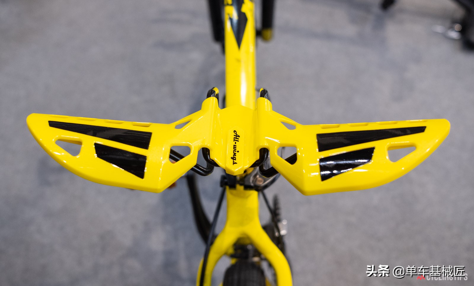 这是飞机，这是鸟……不，这是一个无压迫感的自行车车座