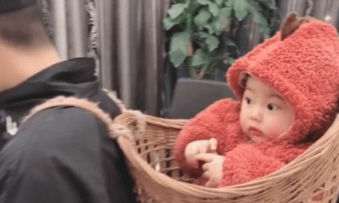 “背篓舅舅”意外走红，带娃搓麻将两不耽误，宝宝的表情太可爱