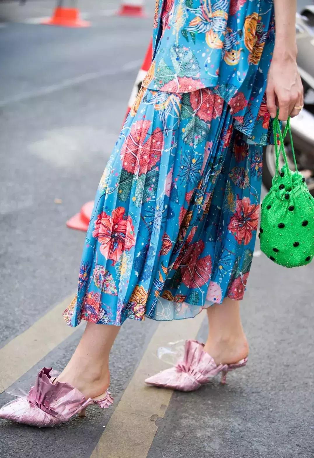 刘雯、倪妮不费力就很时髦原来是脚上的拖鞋太美了