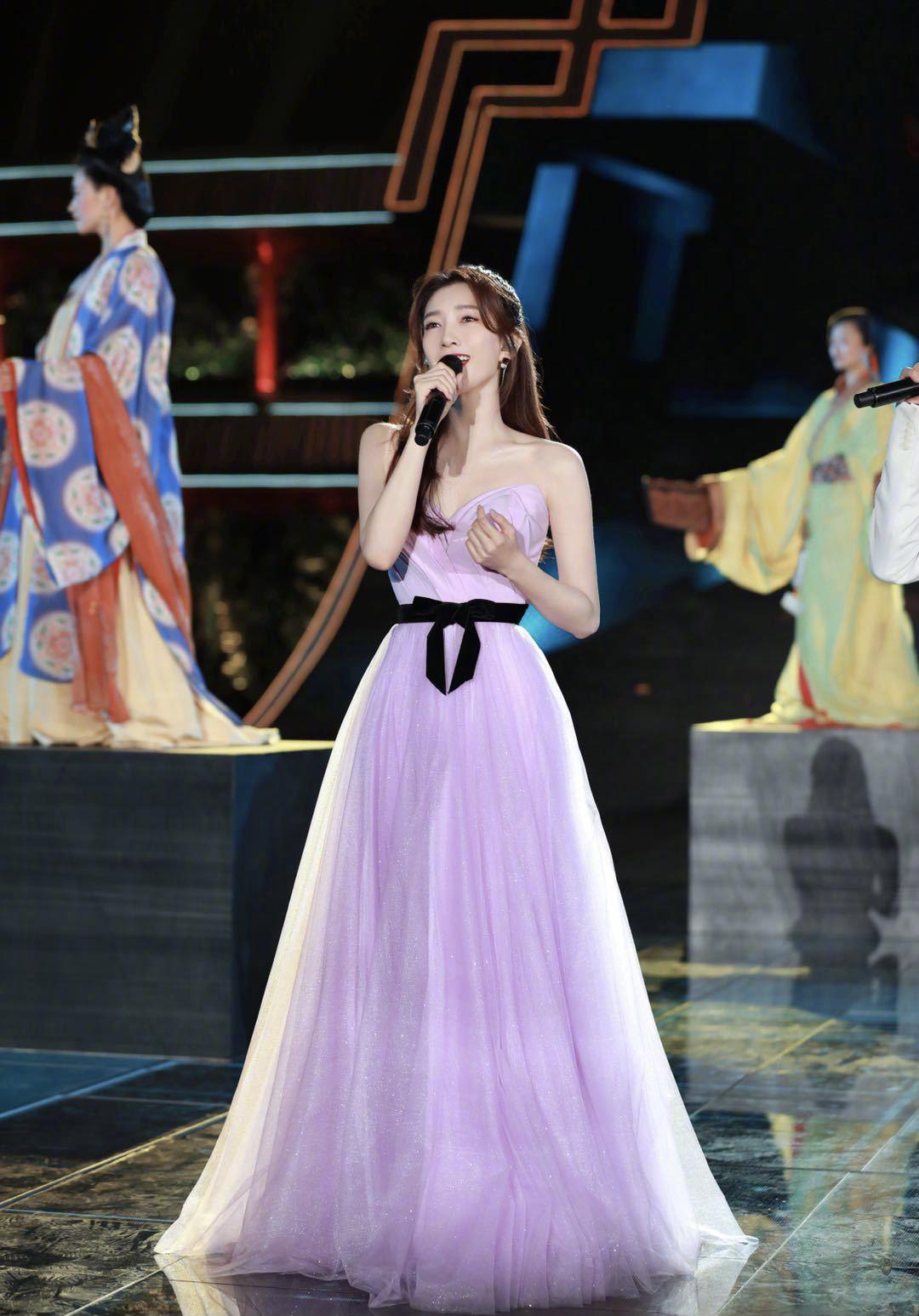 江疏影穿渐变抹胸裙亮相红毯,江疏影穿黑色蕾丝开叉长裙